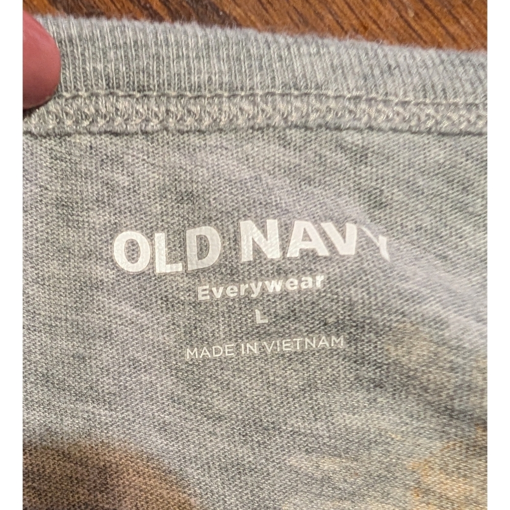 Old Navy Everywhere V-Neck "Friendly Daisy" Printed Tee - Picture 8 of 9